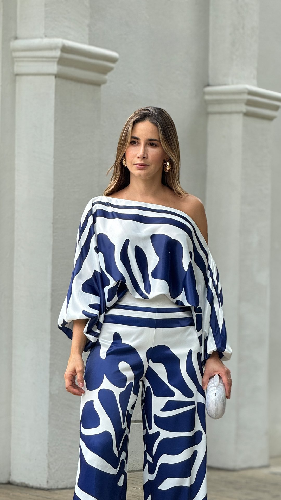 Conjunto Viena – Pantalona com Estampa Abstrata Azul & Branco e Ombro Único