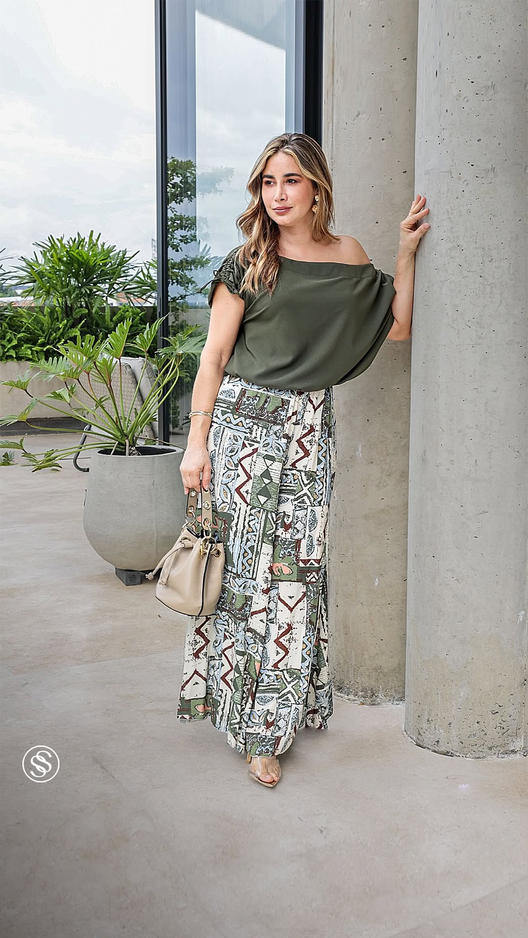 Conjunto Estampado "Camila" com Blusa Ombro a Ombro e Calça Longa Tropical