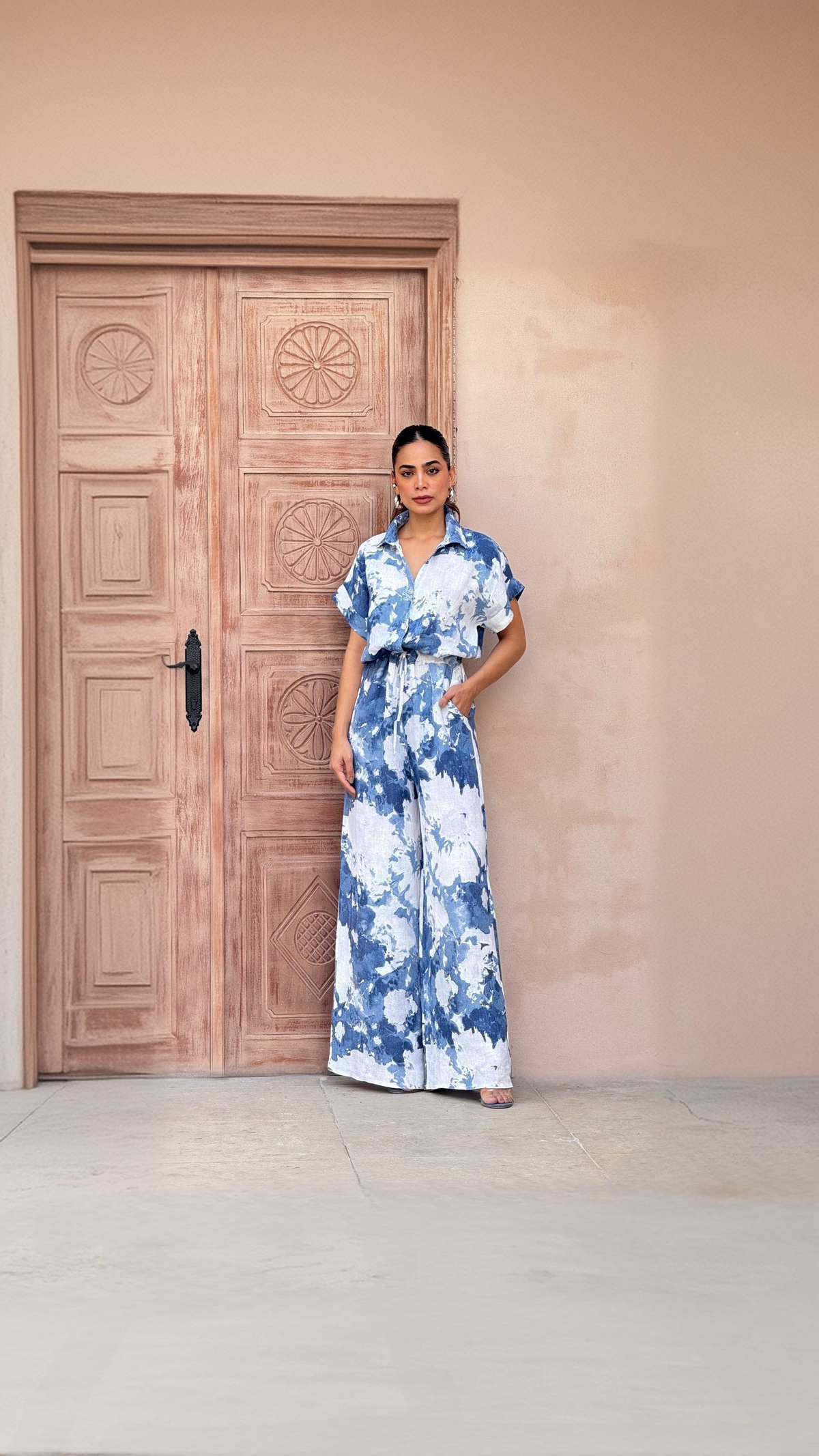 Conjunto Capri – Chemise Cropped e Pantalona em Estampa Azul Tie Dye