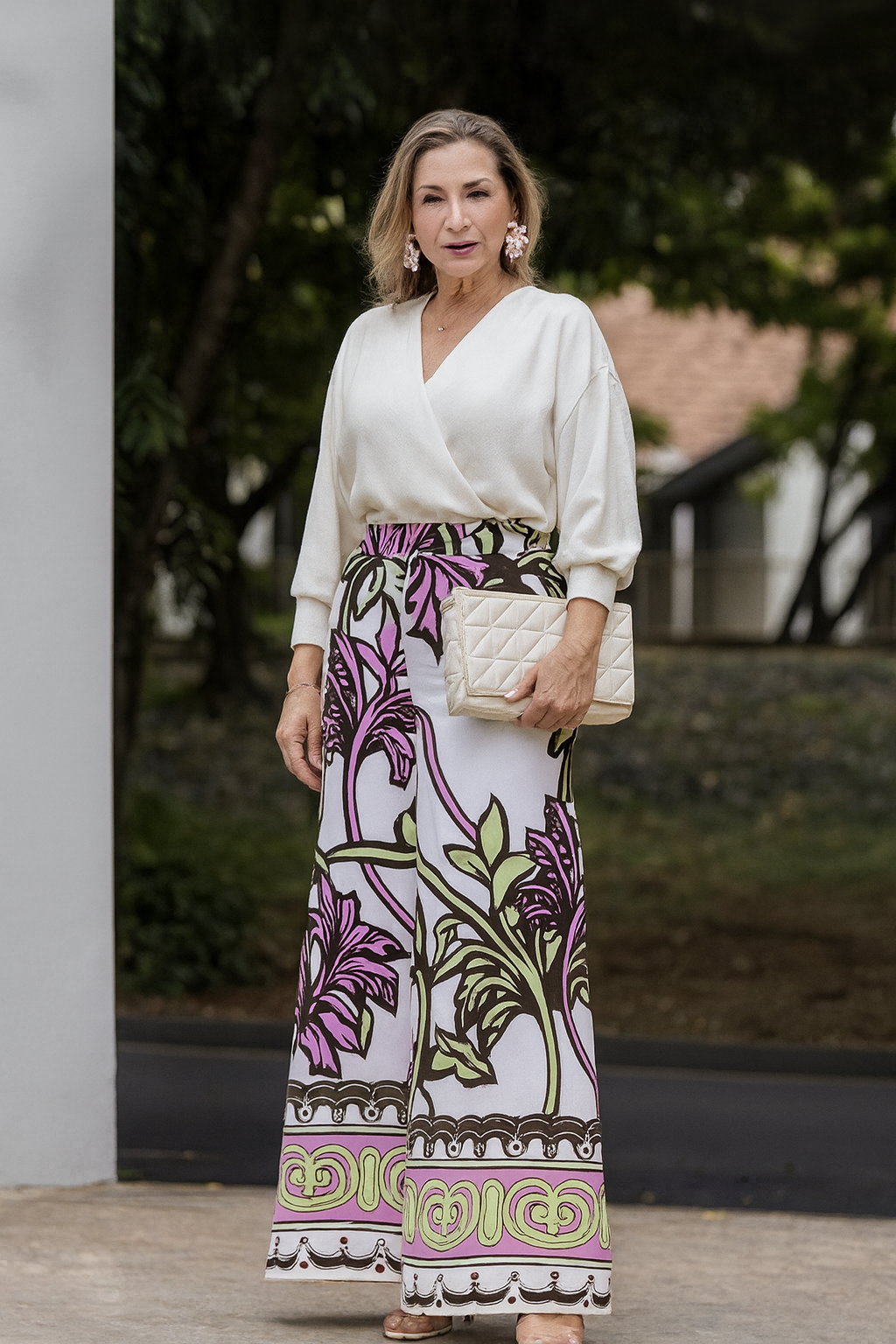 Conjunto Estampado Tropical com Blusa Transpassada e Calça Pantalona