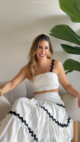 Conjunto “Luna” em Branco com Detalhes em Viés Preto e Saia Longa em Camadas