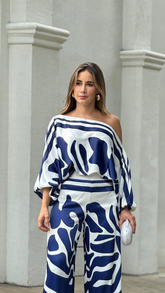 Conjunto Viena – Pantalona com Estampa Abstrata Azul & Branco e Ombro Único