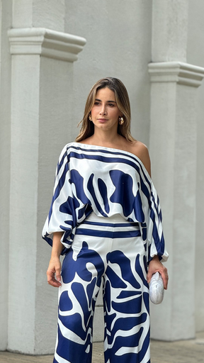 Conjunto Viena – Pantalona com Estampa Abstrata Azul & Branco e Ombro Único