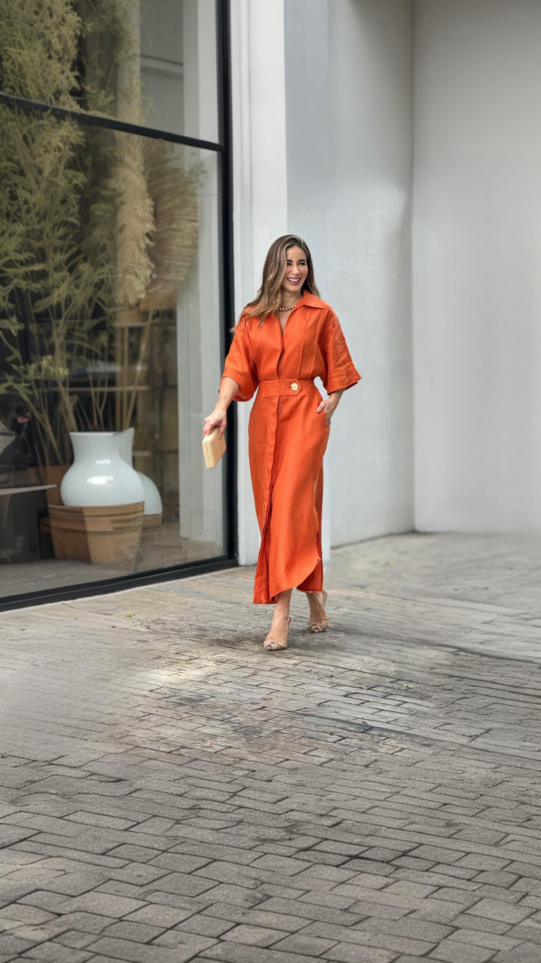 Vestido Siena – Chemise Midi em Linho com Cinto Forrado e Fenda Elegante