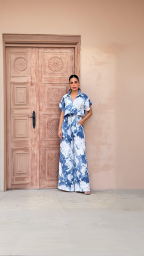 Conjunto Capri – Chemise Cropped e Pantalona em Estampa Azul Tie Dye