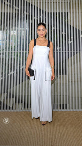 Macacão Elegance Duo: Branco Minimalista com Alças Pretas e Bolsos Cargo