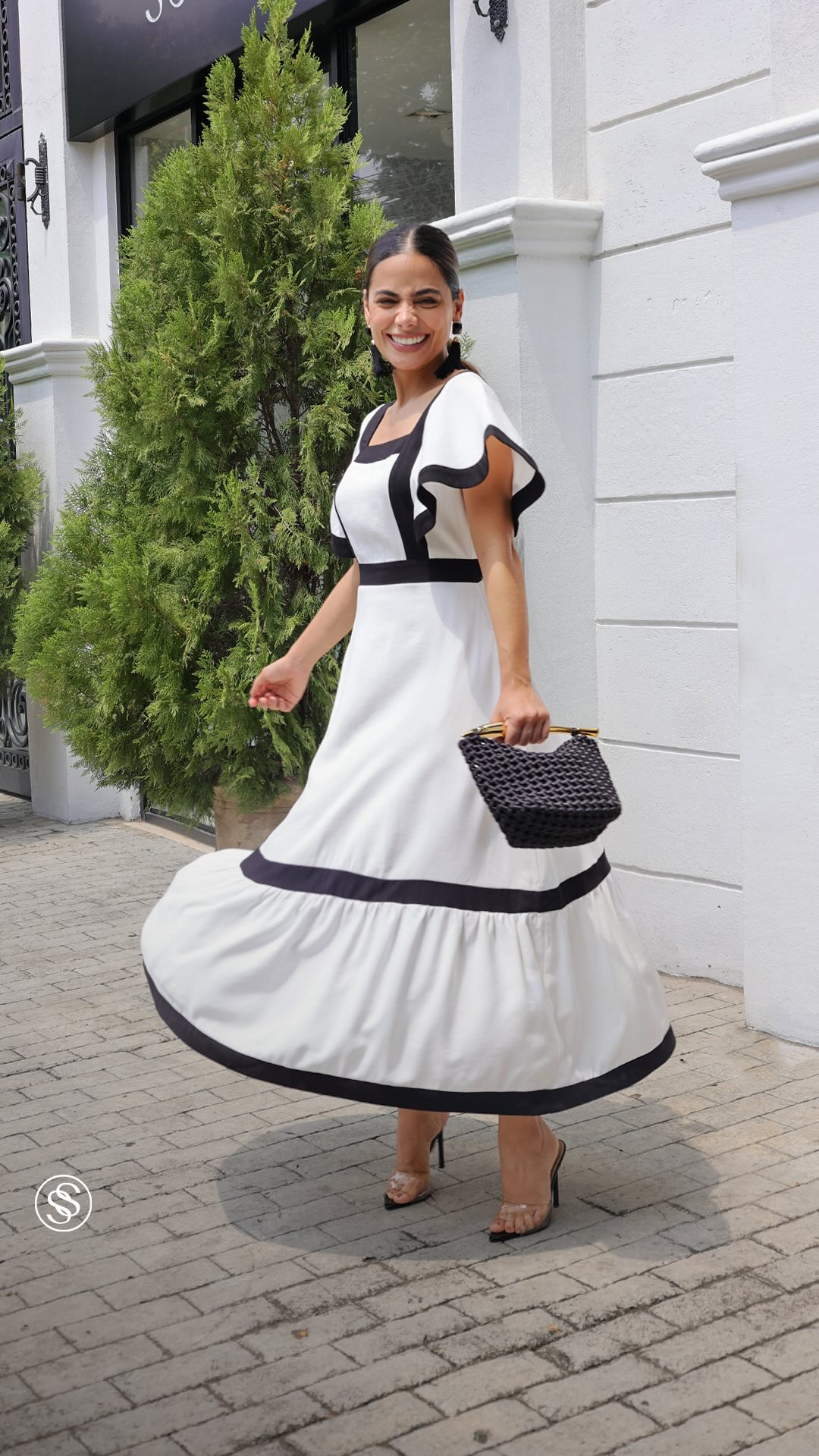 Vestido Serena Longo Branco com Detalhes Pretos